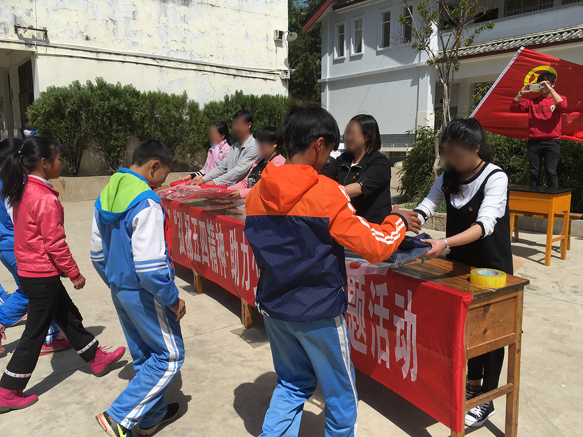 慰問(wèn)福利院、聾啞學(xué)校