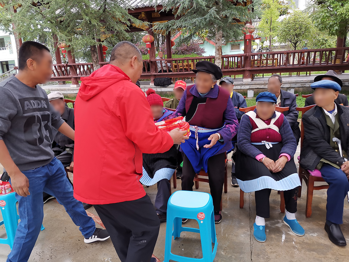 慰問(wèn)福利院、聾啞學(xué)校
